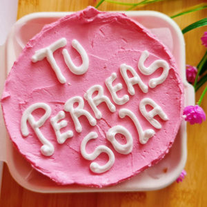 Mini cake torta personalizada de regalo para el día de la mujer Cadalia Festytortas Medellin tu perreas sola reggaeton